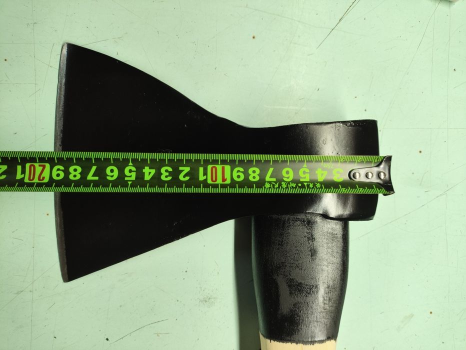 Топор советского производства в отличном состоянии.