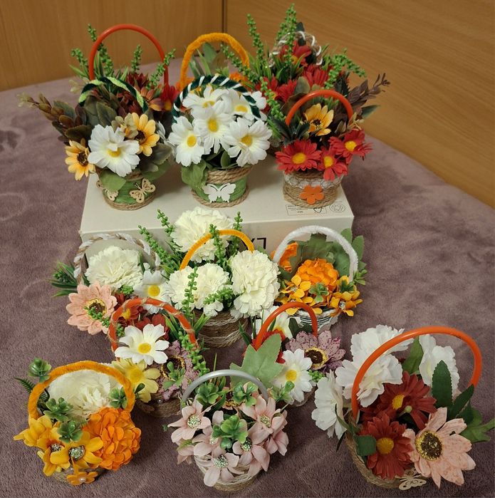 Цветя в ръчно изработена кошничка