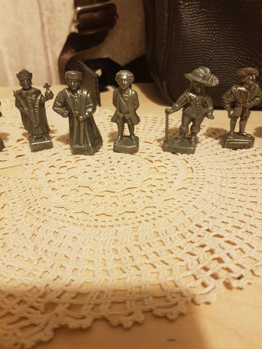 Продавам метални фигурки на френски крале за колекция