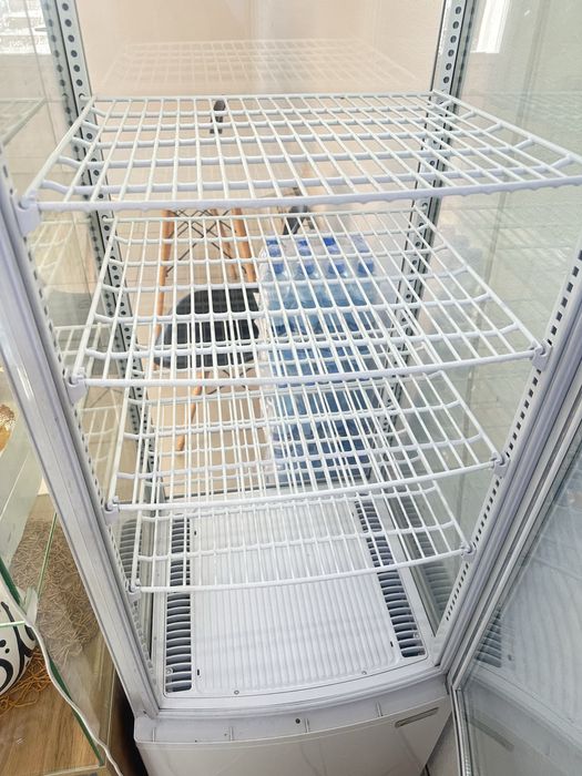 Продаётся витрина-холодильник Almagreen