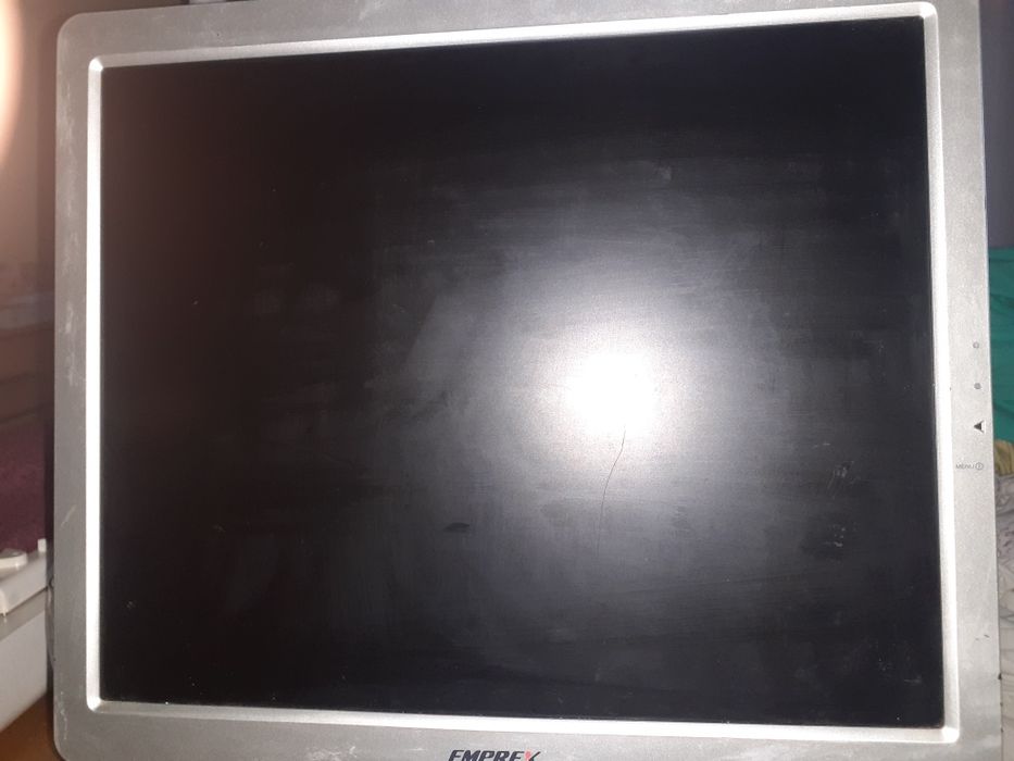 Monitor LCD,de de 14",în stare buna de funcționare.