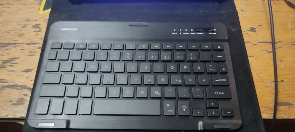 Таблет с безжична клавиатура и калъф