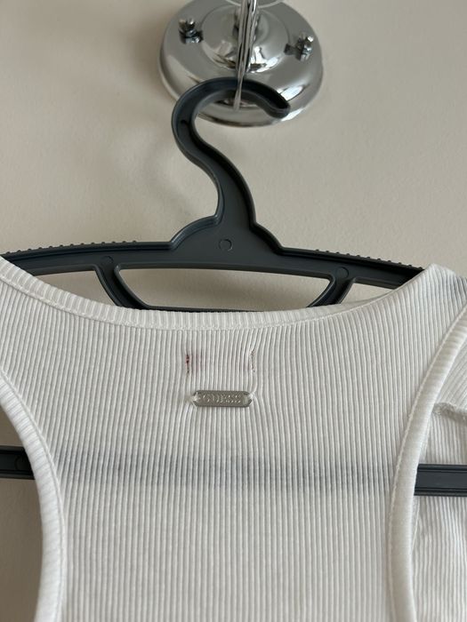 Топ на Guess памук с пайети отпред