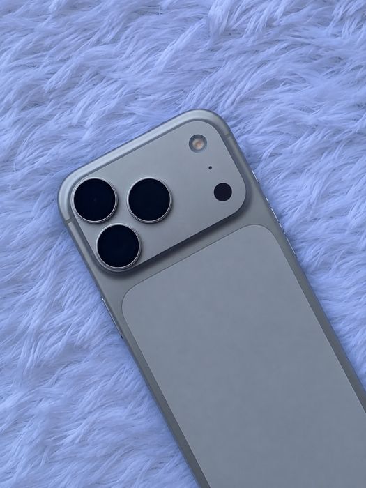 IPhone 17 pro серебристый