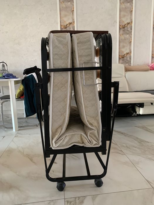 Pat pliant, cadru metalic pentru o persoană cu saltea inclusă