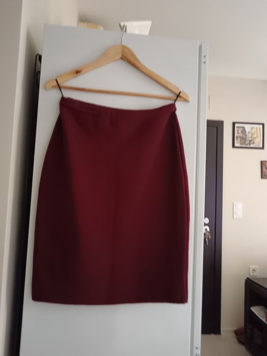 Костюм в цвят бордо.Материя трико .Размер 48.