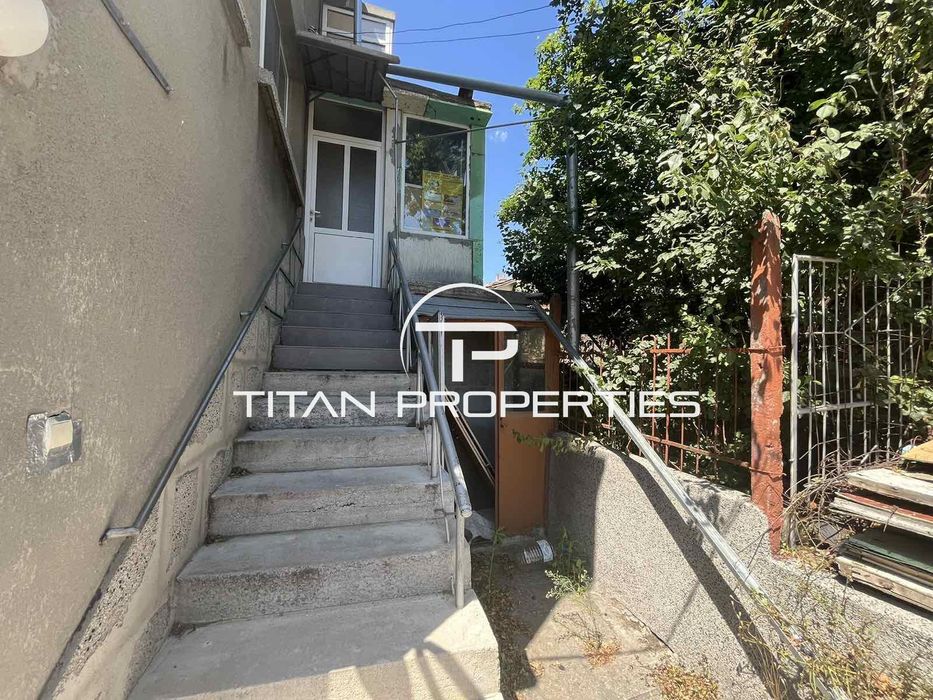 Къща с двор и АКТ 16 в гр. Айтос