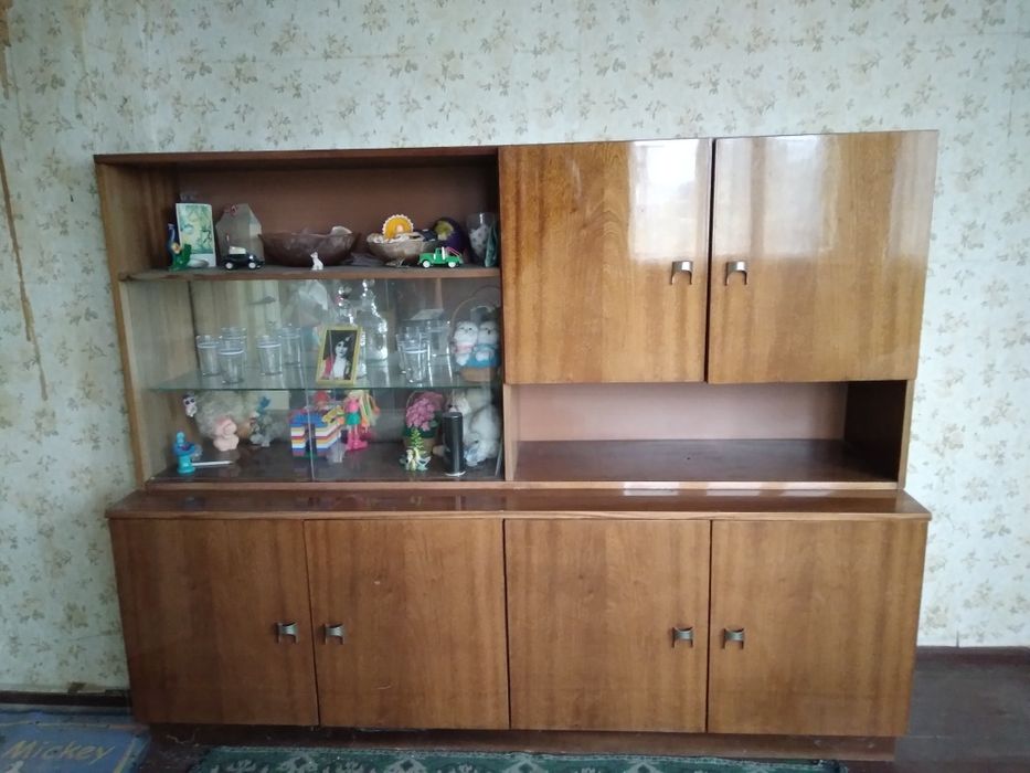 Трикратен гардероб,бюфет  с витрина ,единични легла с  пружини