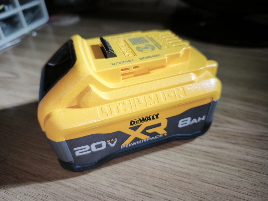 Батарея DeWalt 8Ah и 4Ah powerpack tabless