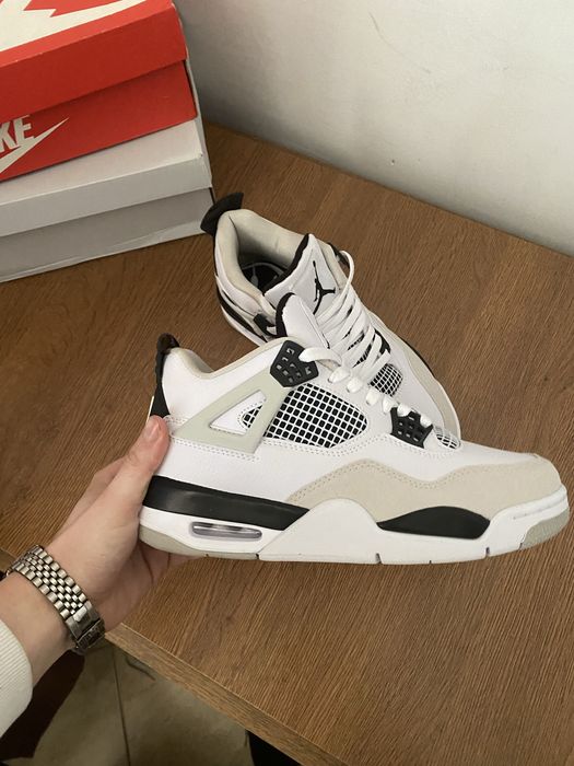 Nike Air Jordan 4 Retro "Military Black".