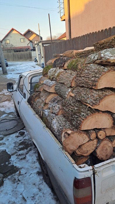 Vand lemne pentru foc