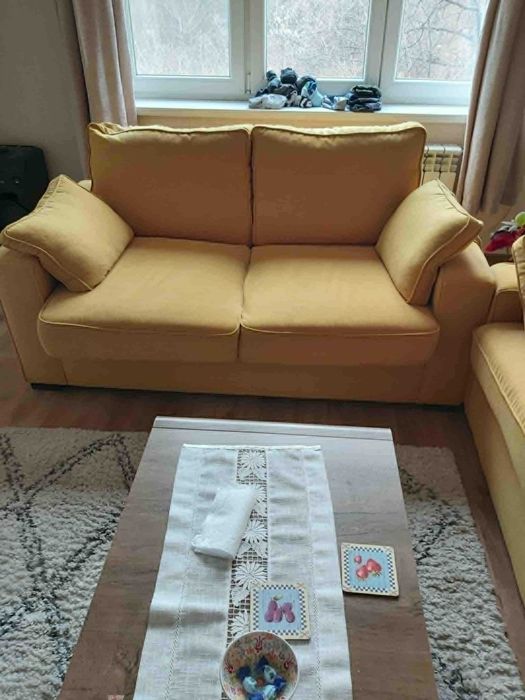 Продавам два дивана