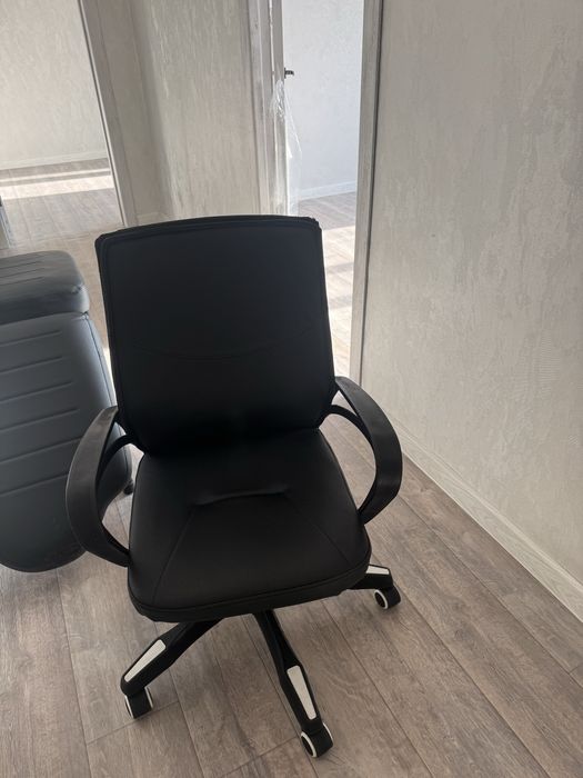 Офисный кожанный стул  , компютерный