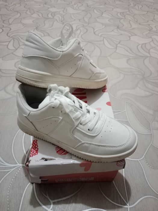 Кроссовки белые 37 размер почти новые