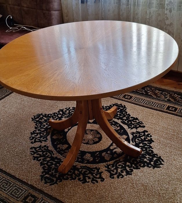 Масивна кръгла трапезна маса