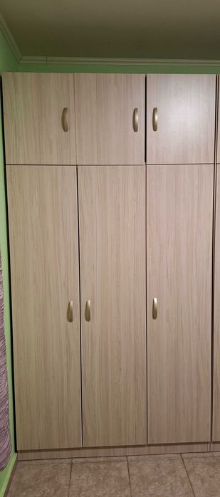 Трикрилен гардероб