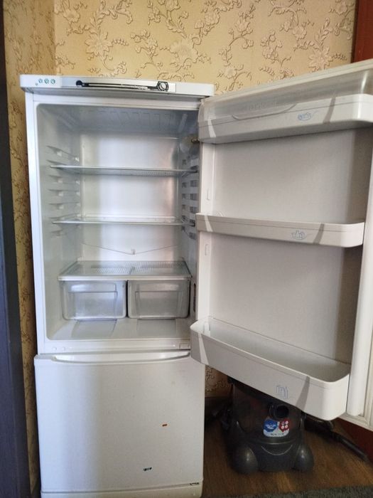 Продам холодильник Indesit