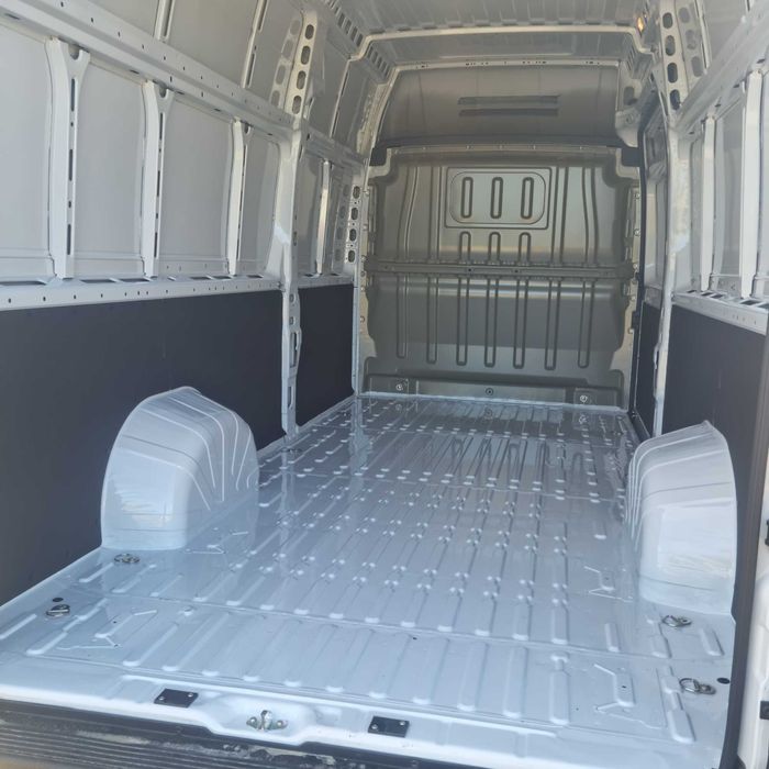 Inchiriere microbuz marfa nou, in Arad, reducere pentru mai multe zile