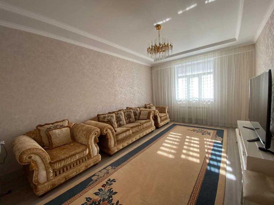 Продаётся раскладной диван в классическом стиле — 300 000 ₸