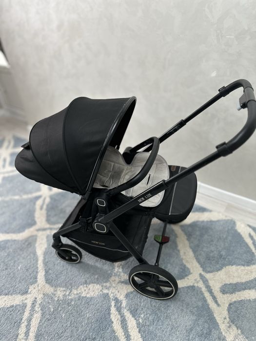 Коляска New Lux практичная