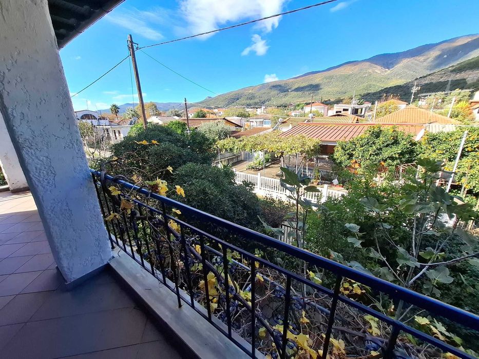 Продава апартамент - етаж от къща  с площ 70 м2 в Аспровалта, Гърция