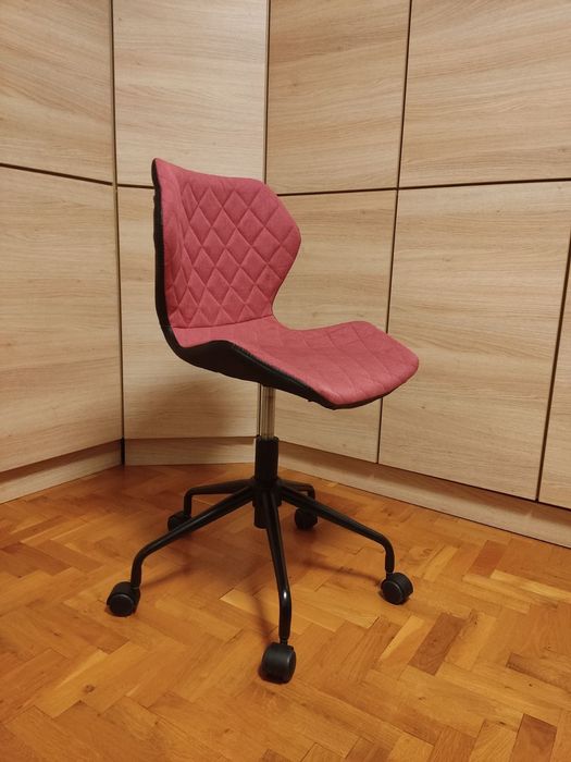 Атрактивен  стол с тапицерия