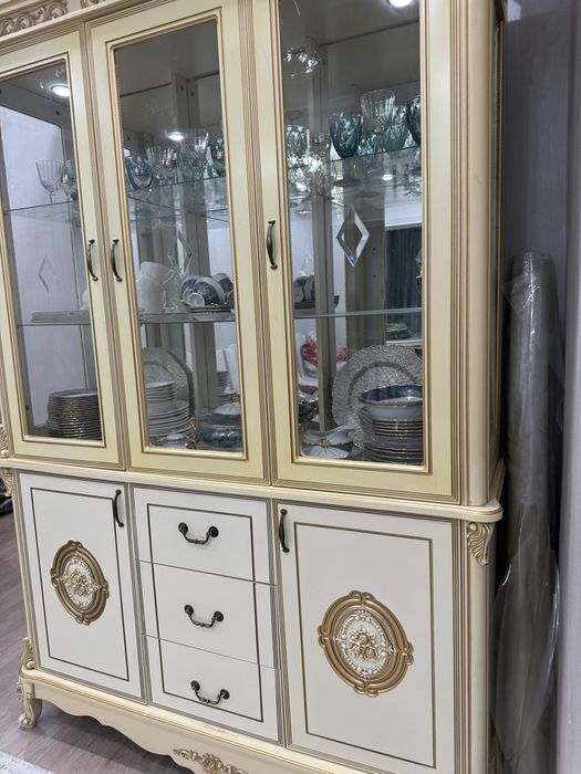 Шкаф витрина для посуды