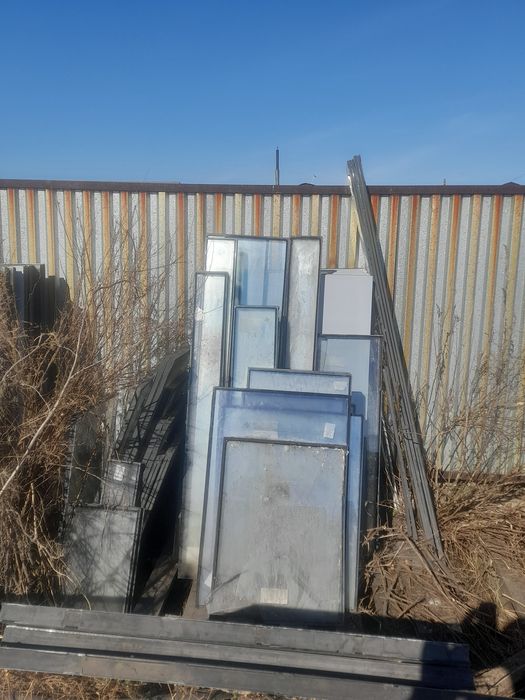 Продаётся б/у пластиковые окна и стекло