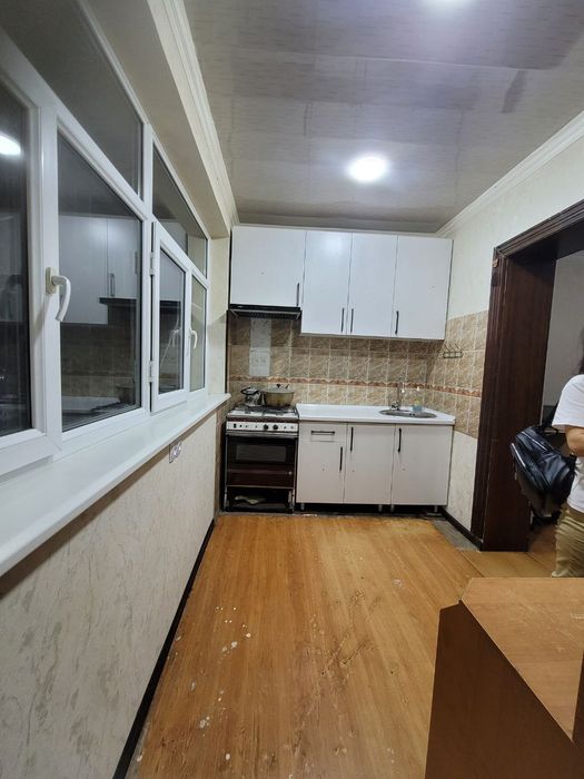 Sergili Yarmarka orqa tarafida 2 honalik kv bor Remonti full kir mowin