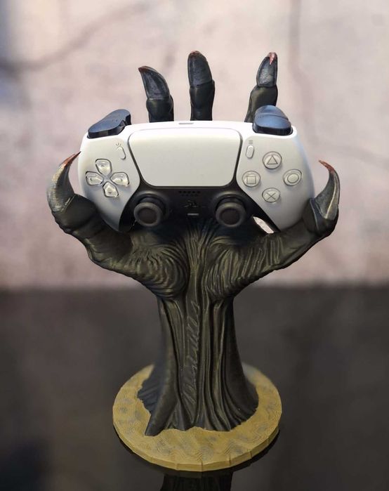 Suport controller gaming realizat prin printare 3D, finisat manual, în stil horror / gothic.
