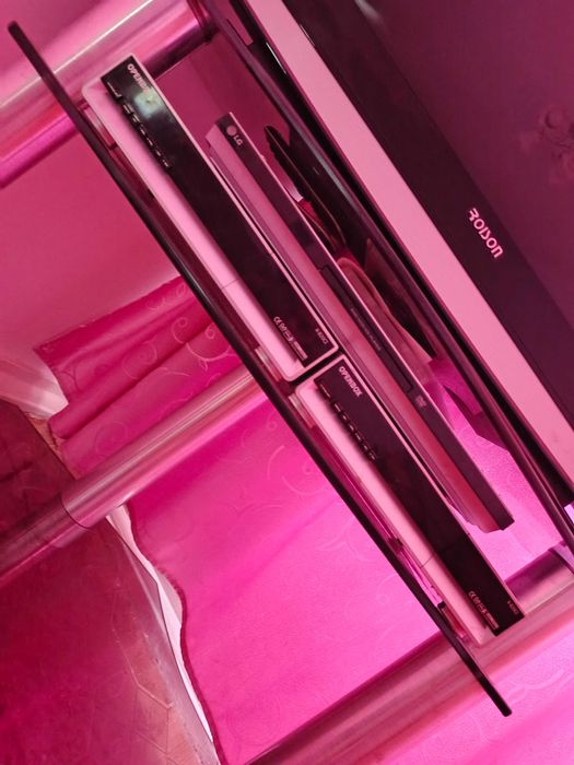 Телевизор со стойкой, двд и тюнерами