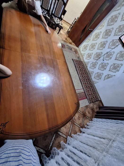 Продам стол со стулями 3,5 метра, регулируется.