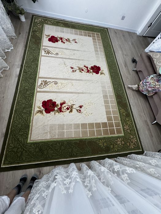 Ковер с классическим флористическим орнаментом.