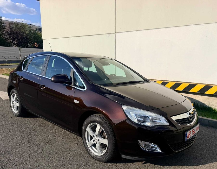 Opel Astra J Cosmo - An 2012 - 1.4 Turbo 140Cp - Semi-Piele * Climă 2 Zone * Senzori