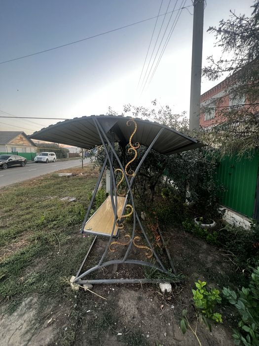 Садовой качели.