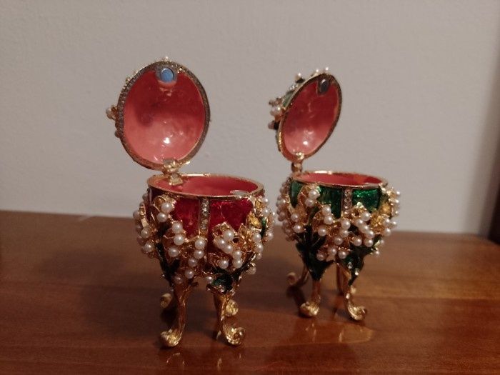 Cutiute bijuterii oua Faberge miniaturale din bronz emailat, piese deo