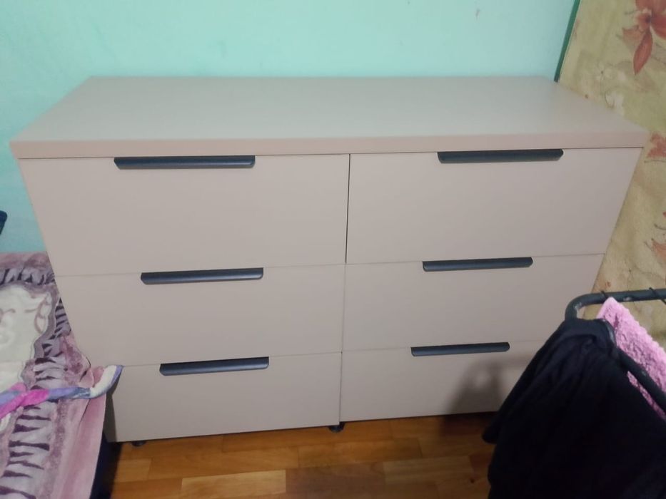 Комод крашенный для вещей.