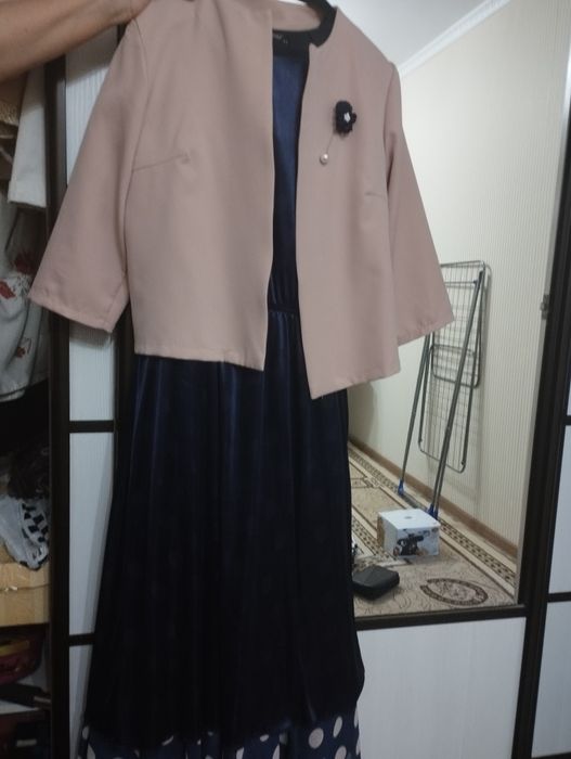 Продам платья, костюмы разных материалов