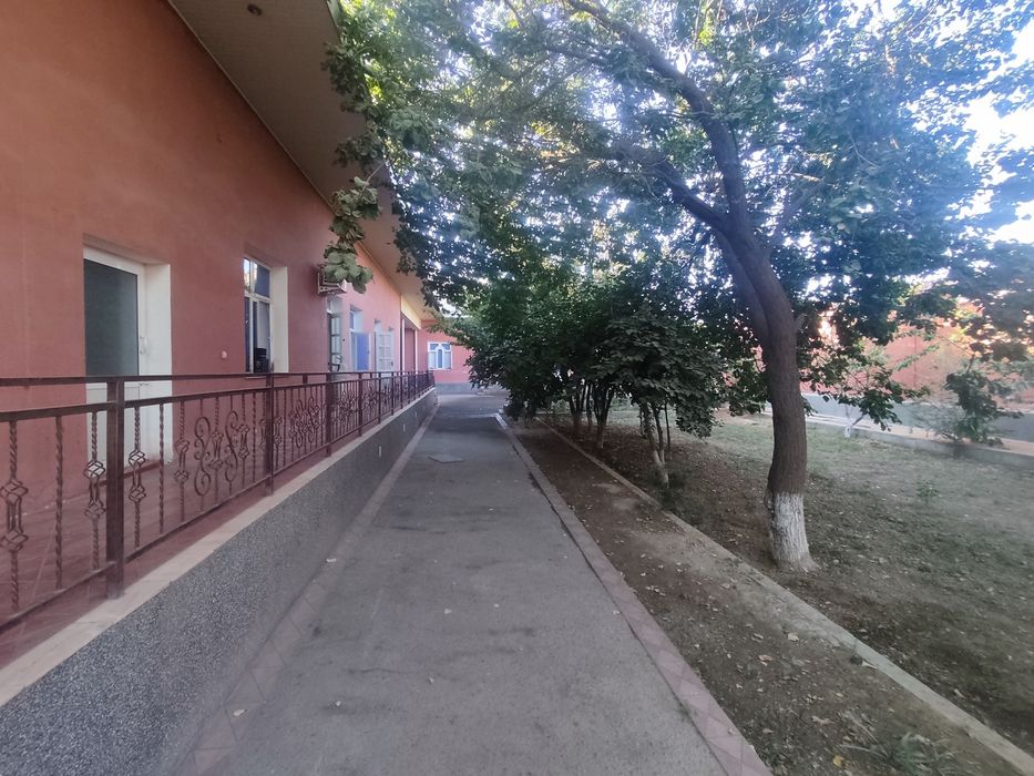 Uy sotiladi narxi kelishiladi