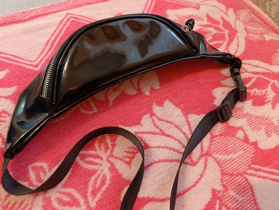 Сумка женская на пояс лакированная  ( новая Bershka )