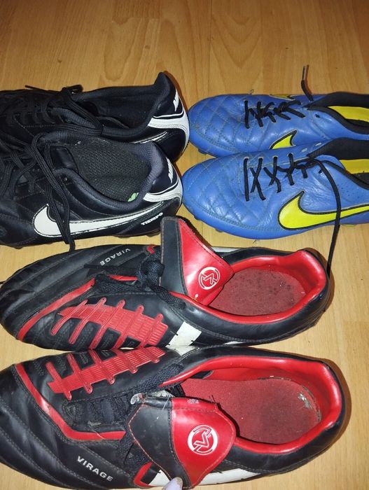 Adidași piele cu crampoane Nike și Victory