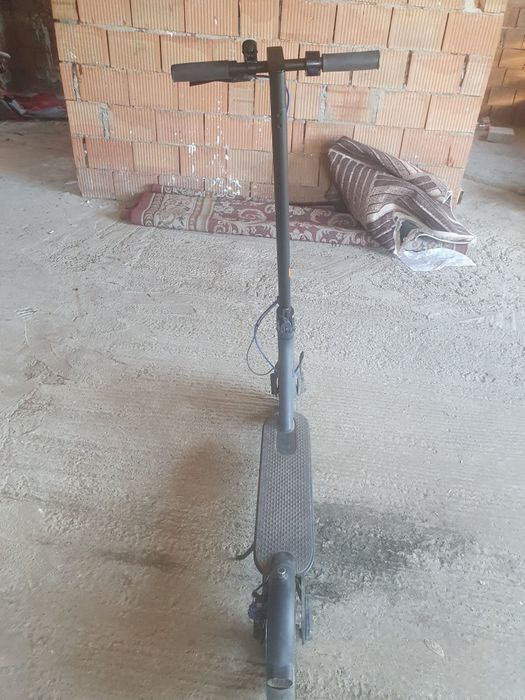 Trotineta electrică merge foarte binene incarcator am prinde25kmh și trebuie schimbate doua roti