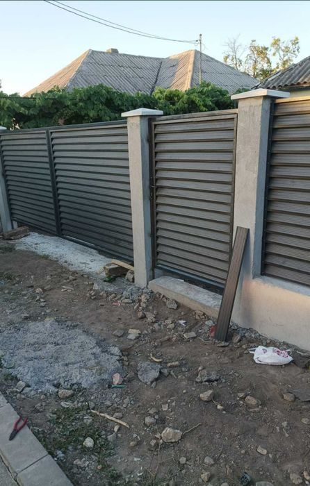 Executam garduri si porti