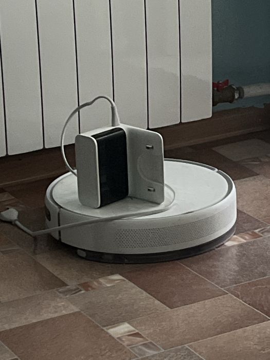 Робот пылесос белый