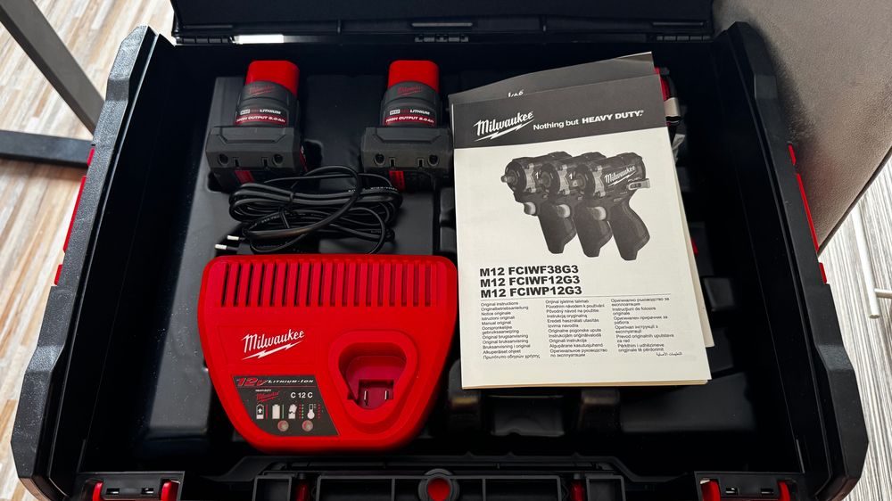 Комплект винтоверт,гайковерт и фенер Milwaukee M12