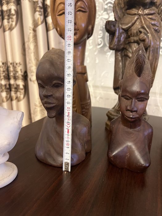 Busturi din lemn masiv