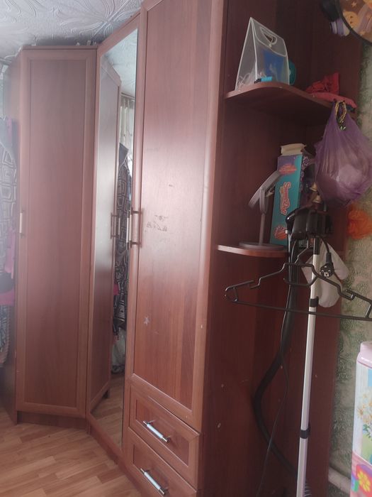 Шкаф угловой вместительный