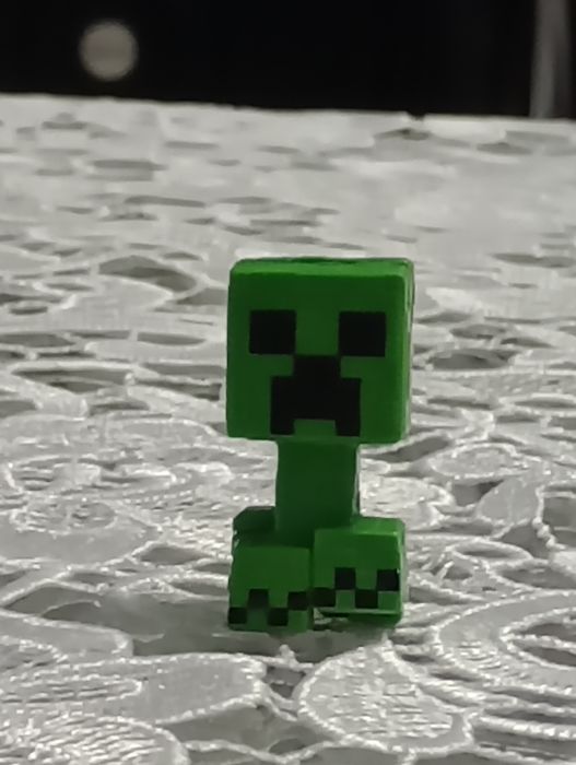 Set figurine Kinder Joy Minecraft Alex shulker și creper