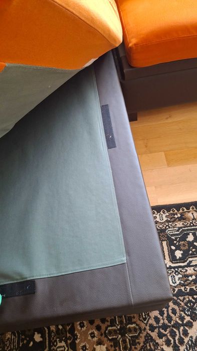 Ъглов диван с размери 305см / 180 см / 90 см.