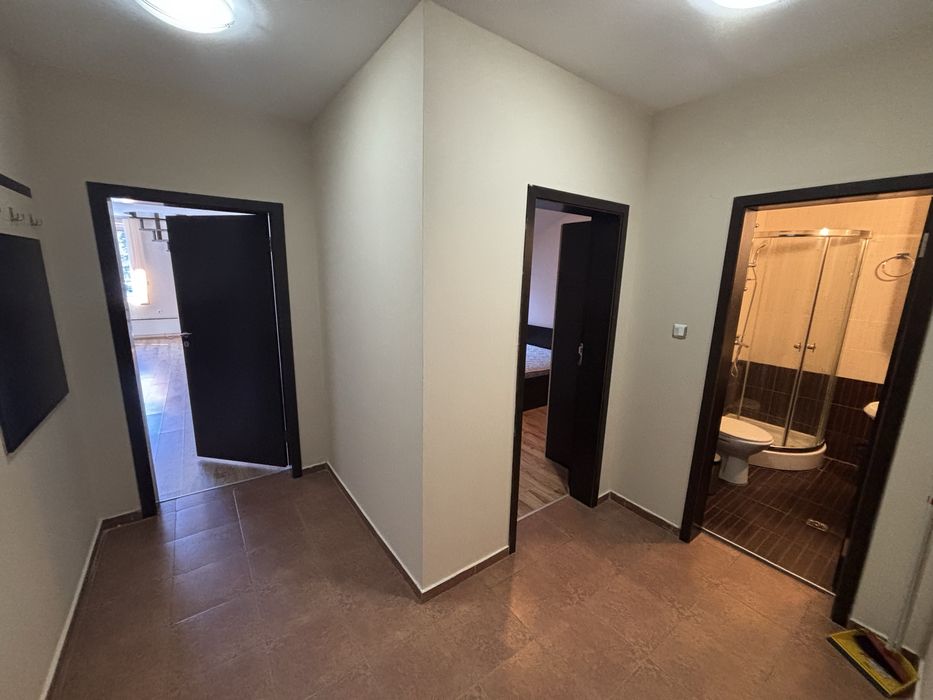 Просторен тристаен на метри от лифта